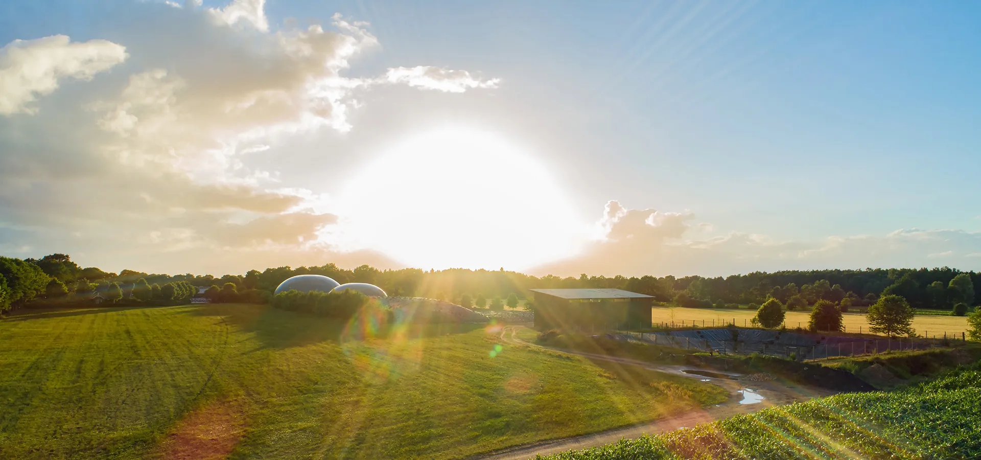 Biogasanlage bei Sonnenuntergang
